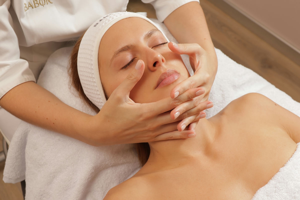 РЕАФИРМИРУЮЩИЙ МАССАЖ ЛИЦА